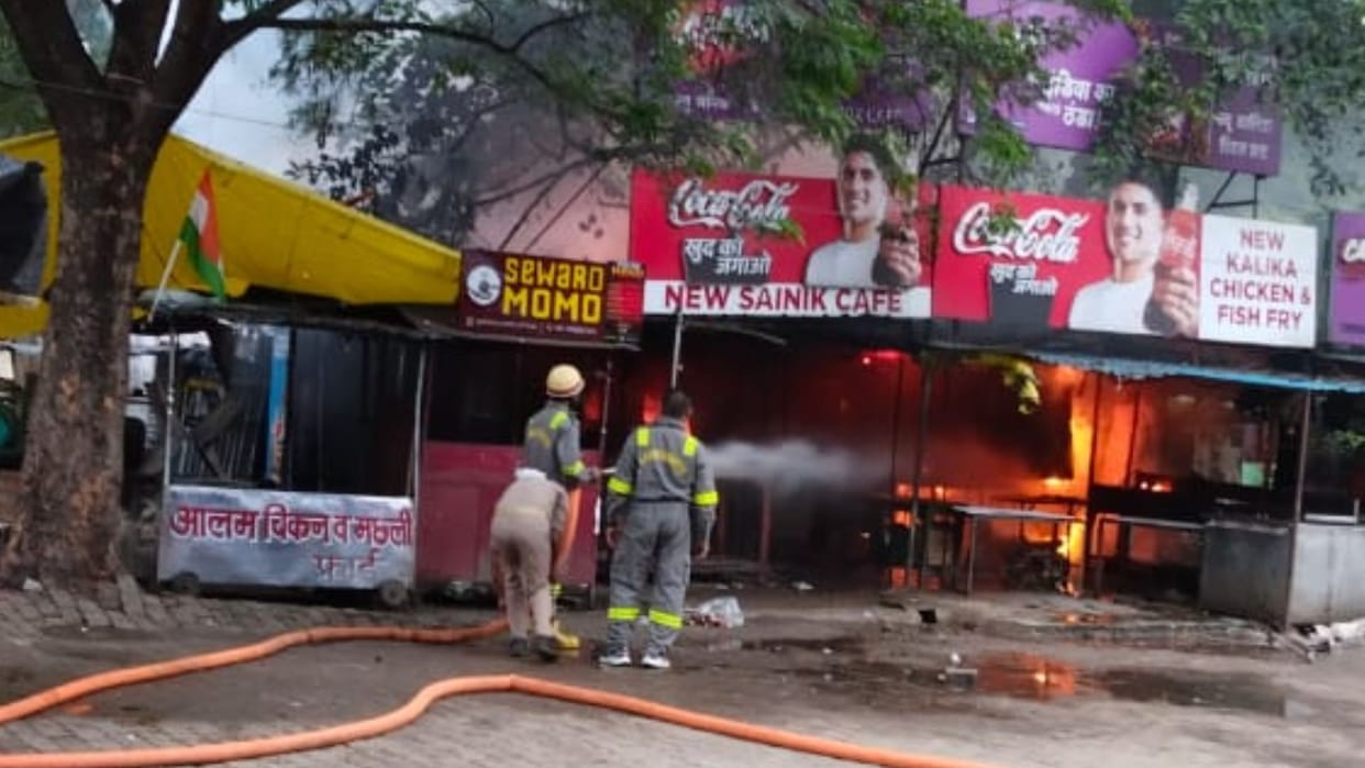 fire broke out in chicken restaurant in Cantonment area after cylinder blast in varanasi