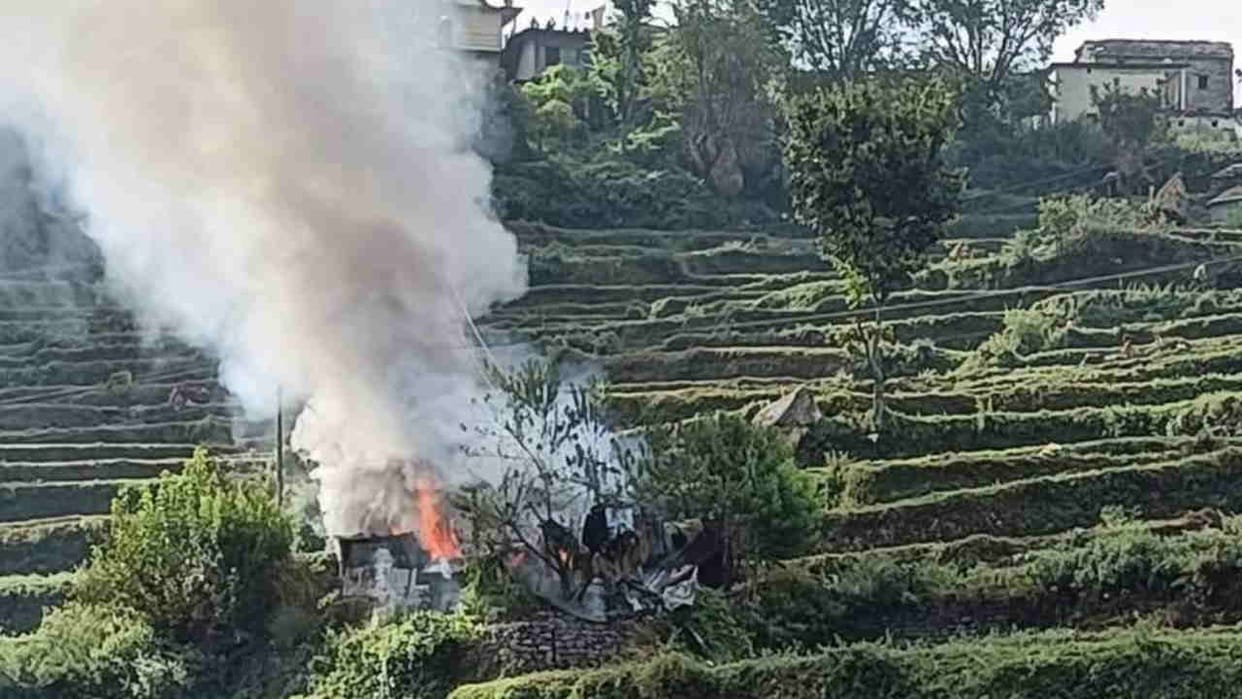 Cylinder exploded in restaurant in Rains Village Chamoli Karanprayag burning restaurant to ashes