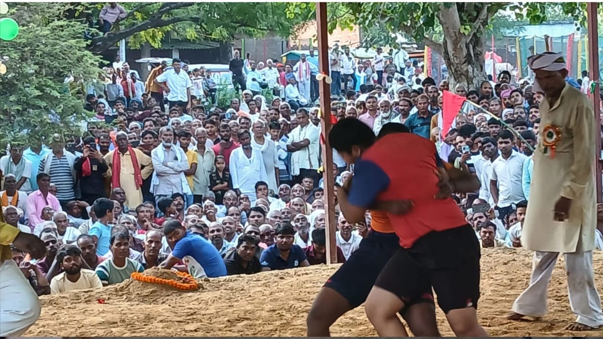 National player Laxmi won wrestling competition with prize money of five thousand rupees in arena in varanasi