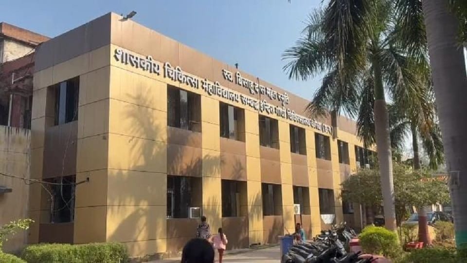 डॉक्टर पर छेड़छाड़ का आरोप