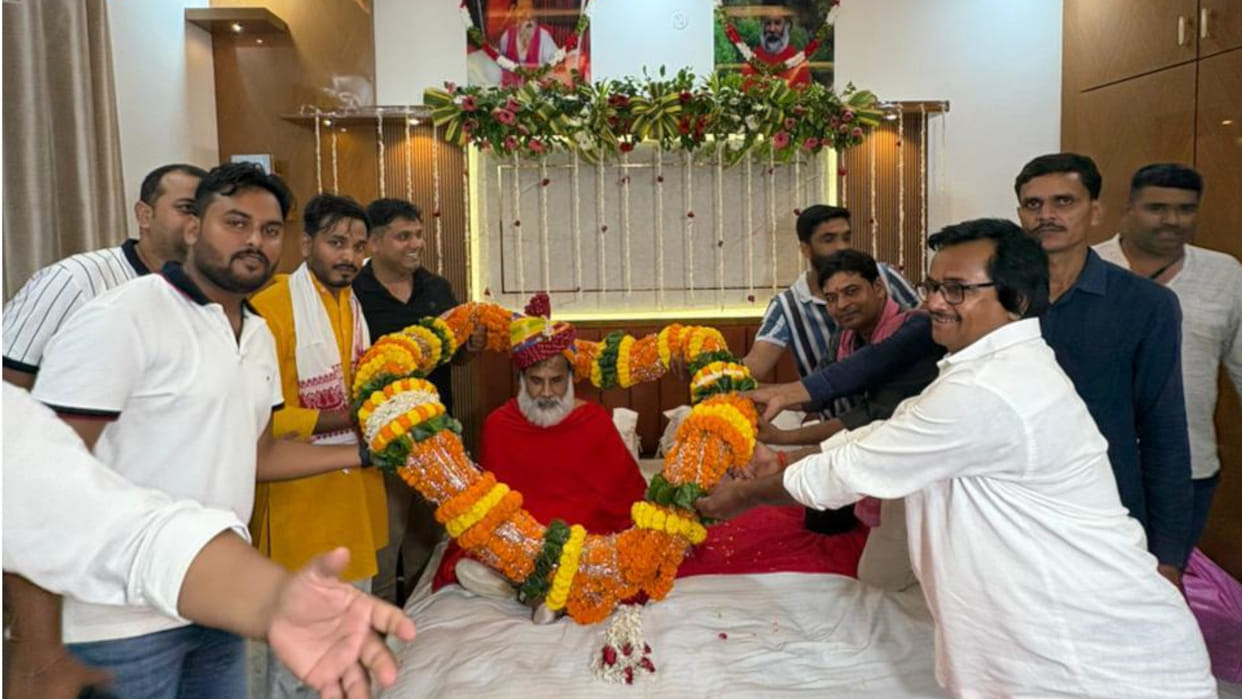 Saint Narad Maharaj came to the Yatharth Tower complex located in Hata Bazaar, Gorakhpur.