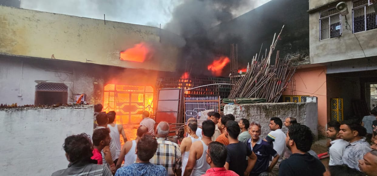 Massive fire breaks out in tent house in firozabad