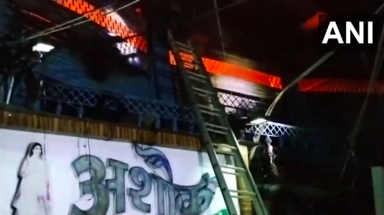 Guna Cloth Market Fire Madhya Pradesh fire broke out in cloth market Fire tenders on spot hindi updates