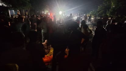 Two people died road accident in varanasi young man fled car traffic jam wife and innocent children wept