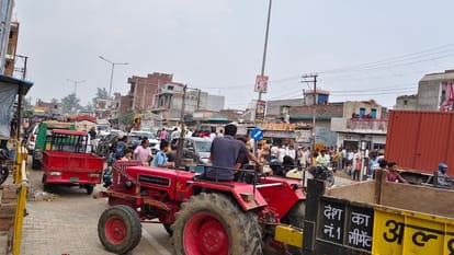 Baghpat: Truck suddenly applied brakes on the highway, speeding bus rammed into it from behind, 25 injured