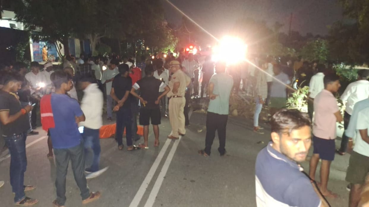 Two people died road accident in varanasi young man fled car traffic jam wife and innocent children wept