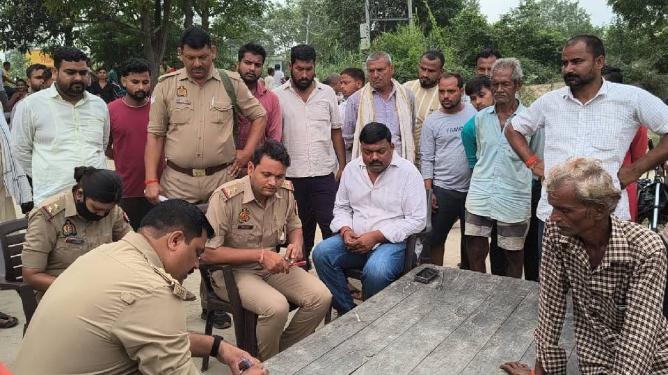 body of old woman found lying on roadside in Gonda police are investigating
