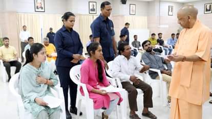 जनता दर्शन में लोगों की समस्याएं सुनते सीएम योगी।