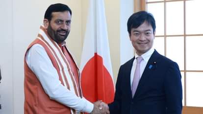 जापान के विदेशी मामलों के राज्यमंत्री मियाजी तकुमा से मुलाकात करते सीएम सैनी।