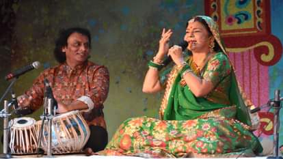 लोक उत्सव में गीत प्रस्तुत करतीं पद्मश्री मालिनी अवस्थी।