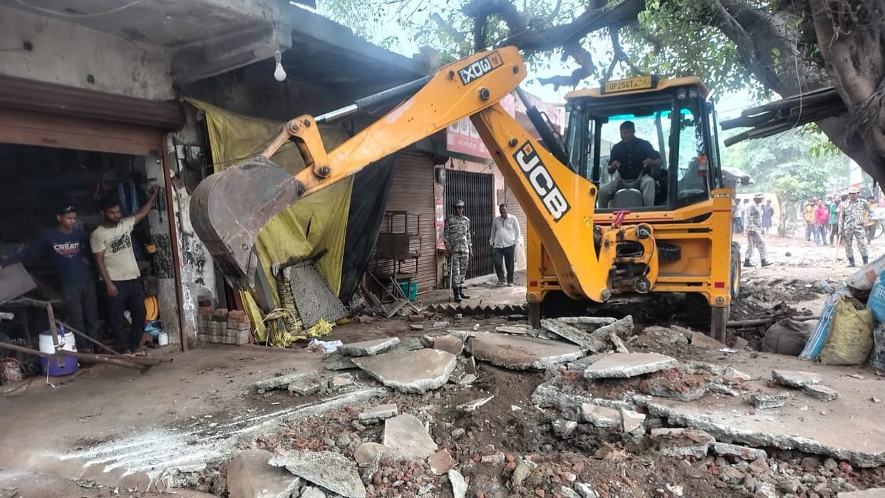 Municipal Corporation bulldozer runs on encroachment in Bareilly