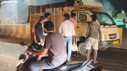 ओवरब्रिज पर लोडर में आग लगने के बाद उठता धुआं