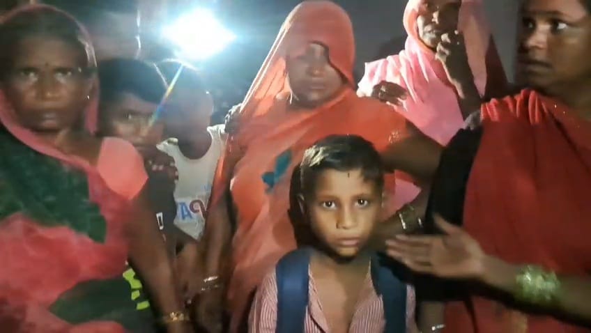 Raebareli: The teacher locked the student in the classroom and went home.
