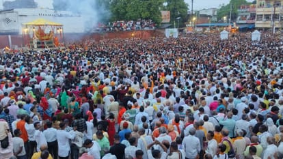 Ramnagar Ramlila Meghnad and Kumbhakarna slain Ravana wails aloud devotees chant praises Lord Rama
