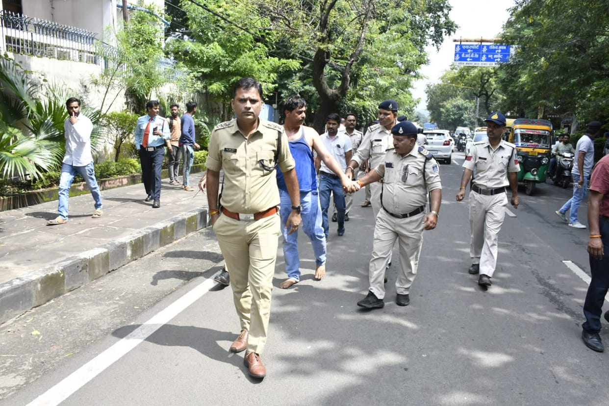 MP News: Couple harassed by Guna TI attempts suicide in front of CM House, police detain them