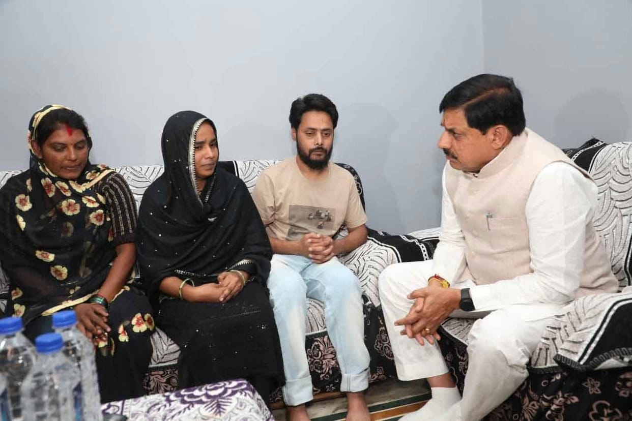 MP News: Major action by CM - Drug Controller removed, three officers including Deputy Director suspended
