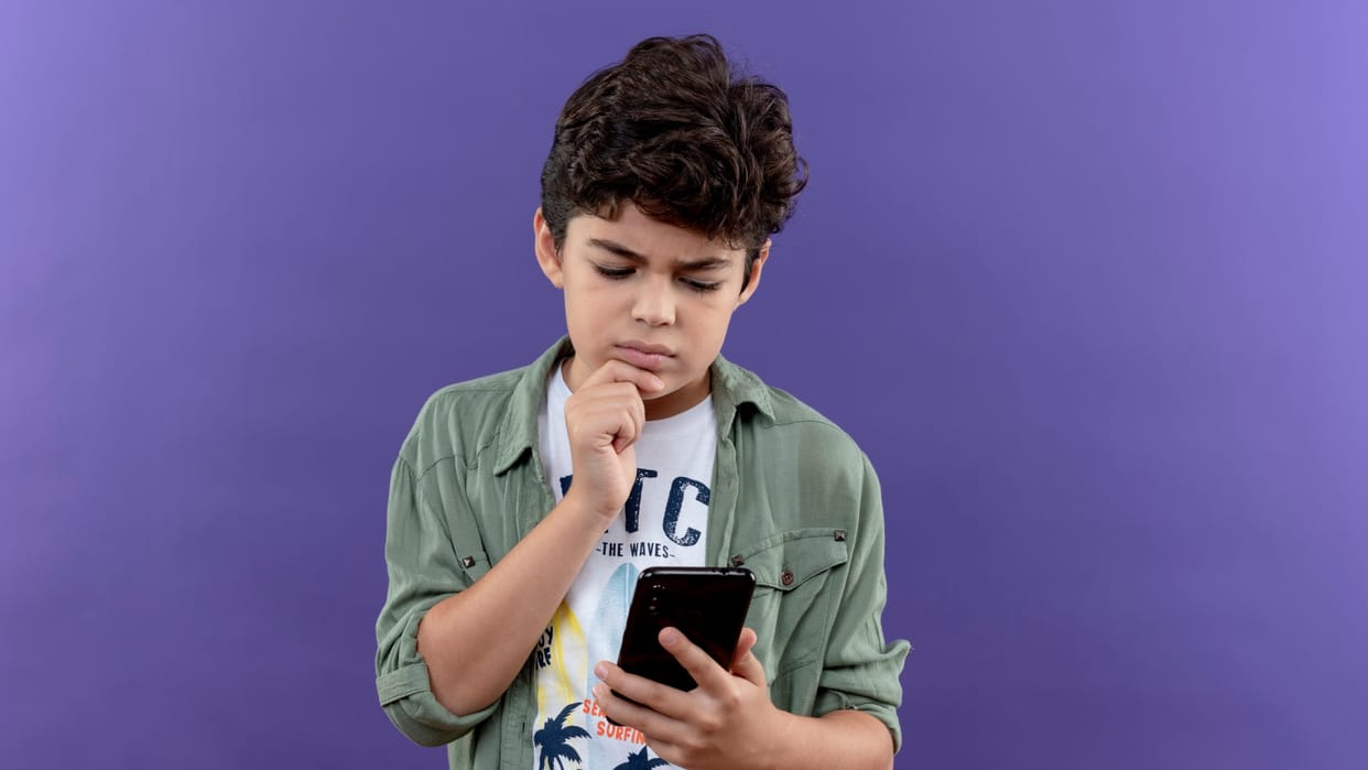 A 17 year old boy sold one of his kidneys to buy an iPhone and later his other kidney also failed Viral News