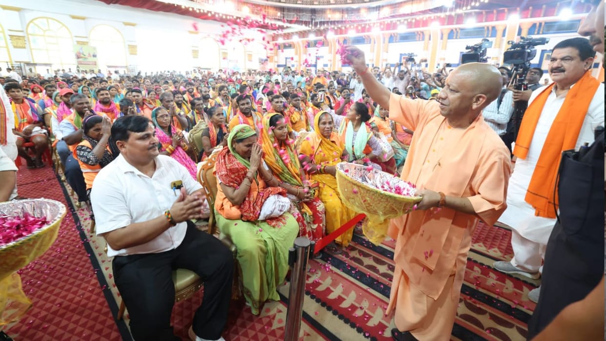 CM Yogi Adityanath honored sanitation workers in Varanasi
