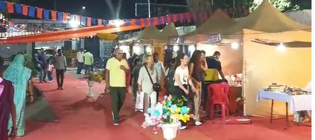 Khurja's crockery and Banarasi sarees became people's choice