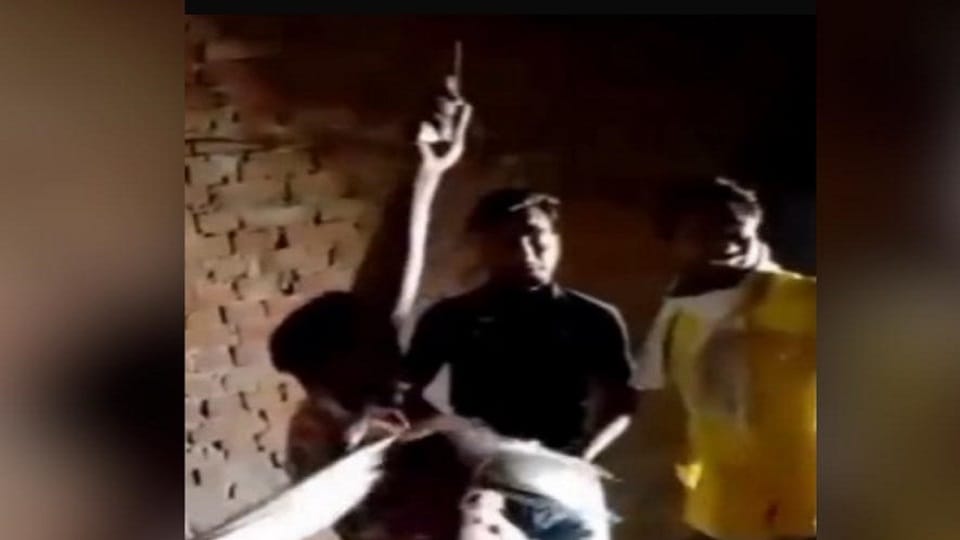 UP: Youth dancing while waving weapons, disco on guns in Meerut, watch the video