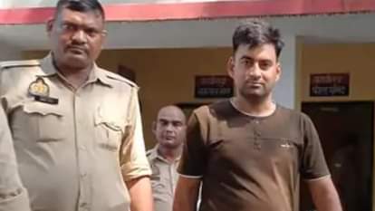 धर्मेंद्र यादव को गिरफ्तार कर ले जाती पुलिस।