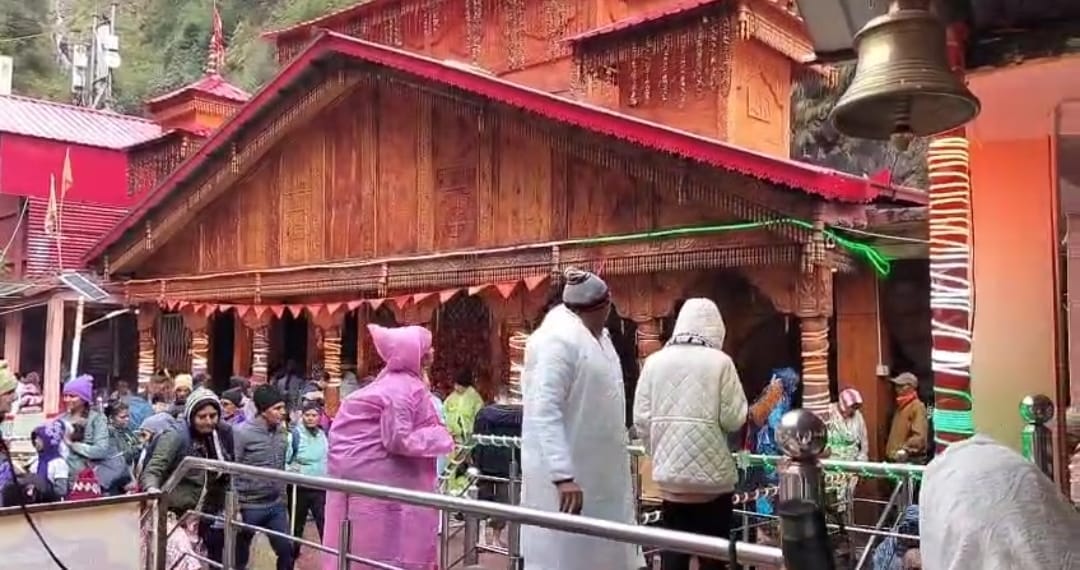 Uttarakhand Weather changes heavy rainfall in Plains and snowfall in Kedarnath and Hemkund Sahib photos