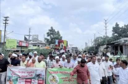 आक्रोश रैली के दौरान अपनी मांगों को लेकर किसान उतरे सड़कों पर।