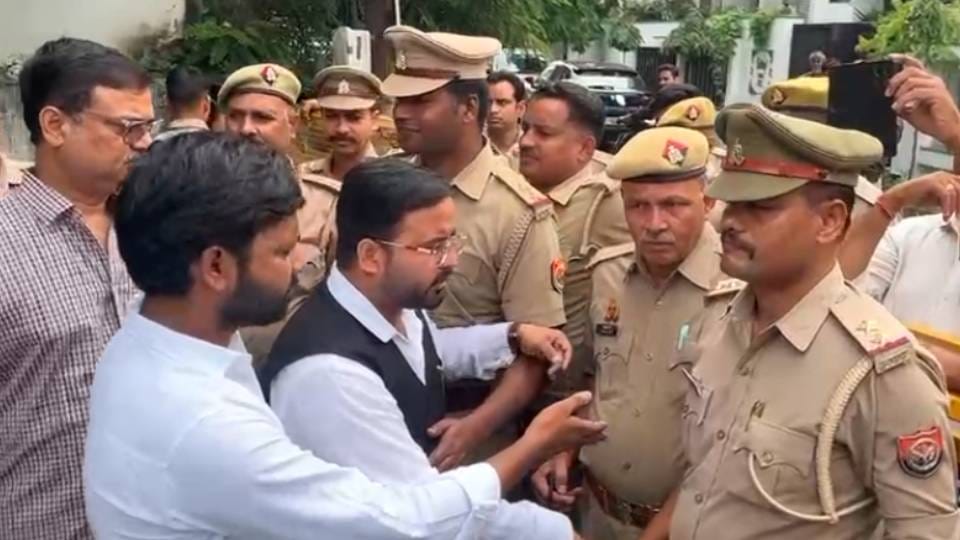 AAP workers stopped by police at office gate in lucknow who leaving for Bareilly leading to scuffle