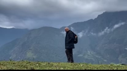 anupam kher latest video walking on mountains with mahendra kapoor hamraaz song Neele Gagan Ke Tale