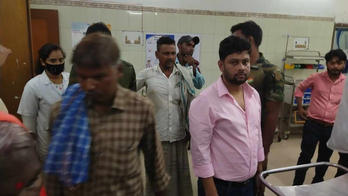अस्पताल में मौजूद लोग