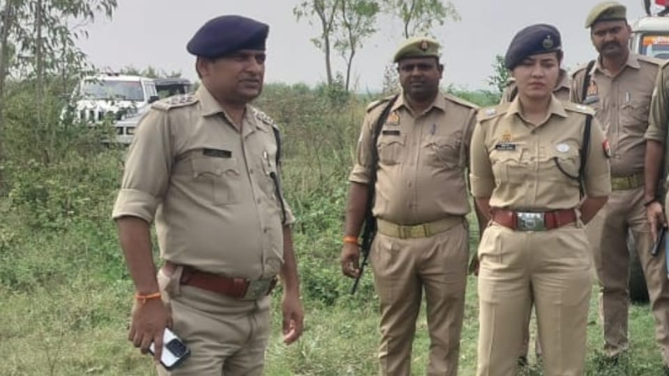 UP News Couple hanged themselves from rope dying by clinging to each other teenager family filed case bareilly