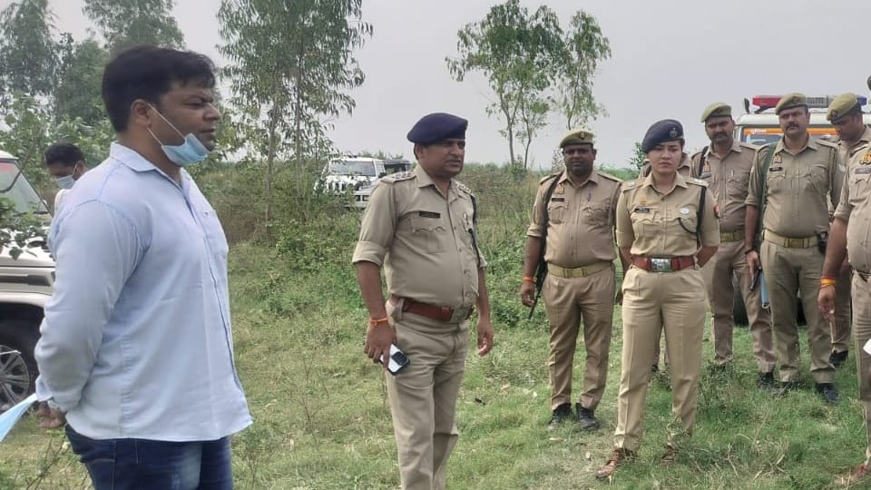 UP News Couple hanged themselves from rope dying by clinging to each other teenager family filed case bareilly