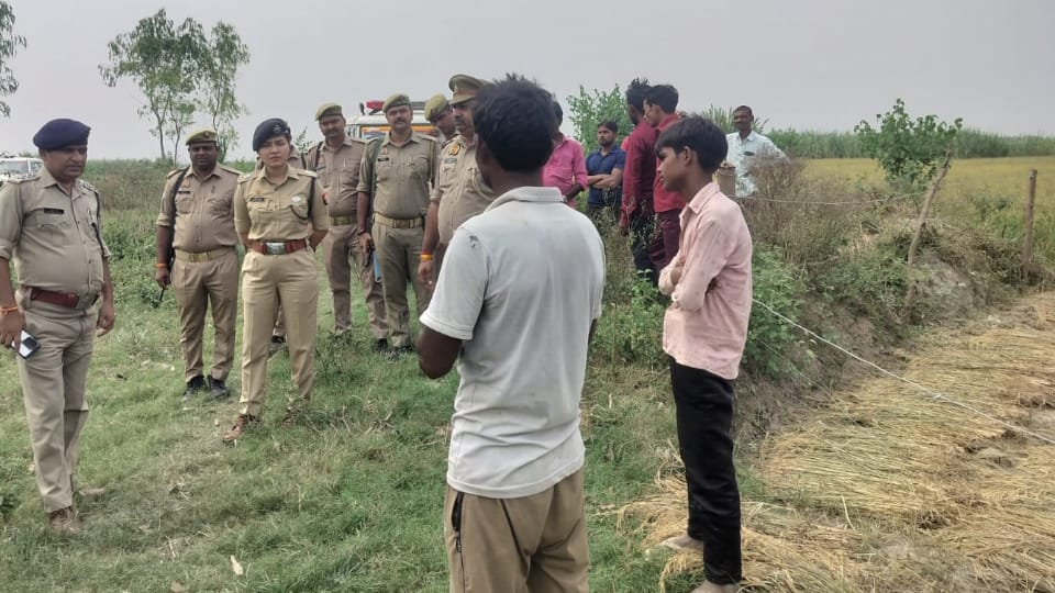 UP News Couple hanged themselves from rope dying by clinging to each other teenager family filed case bareilly