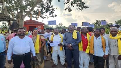 बाबा से नाराज आदिवासी समाज के लोग