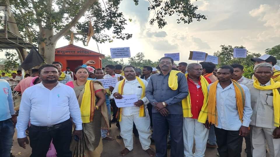 बाबा से नाराज आदिवासी समाज के लोग