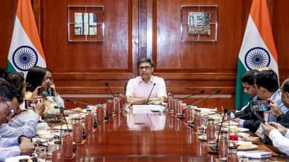 बांग्लादेशी पत्रकारों से बात करते हुए विदेश सचिव विक्रम मिस्री