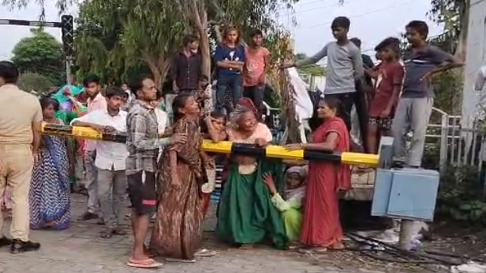 UP: Vegetable vendor killed after being hit by Shatabdi Express; train stopped for 21 minutes