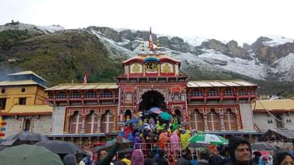 Badrinath Dham Recitation of Vedic hymns has stopped, and for two days, the consecration of Lord Badri Vishal