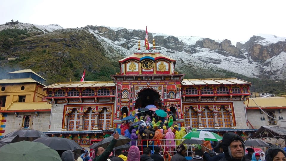 Badrinath Dham Recitation of Vedic hymns has stopped, and for two days, the consecration of Lord Badri Vishal