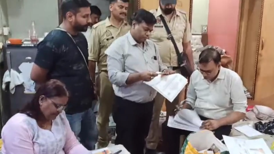 Kanpur: raid in search of drugs yielded counterfeit drugs worth five lakh rupees and 29 lakh rupees in cash