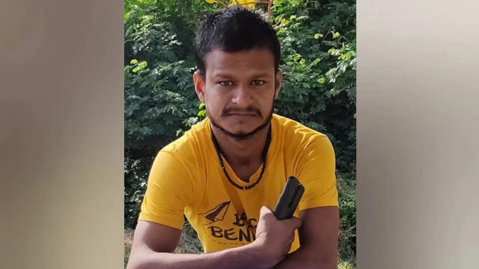 Gorakhpur News: A speeding trailer collided with two bikes, killing one youth and injuring another.