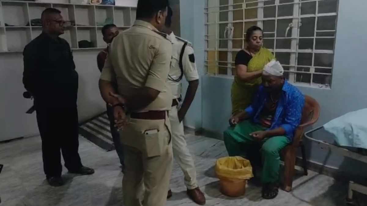 घायल का इलाज करते डॉक्टर