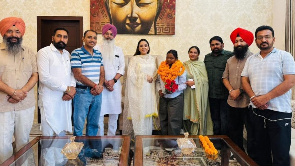 Song That Girl singer Param honored by MLA Amandeep Kaur Arora and Malvika Sood