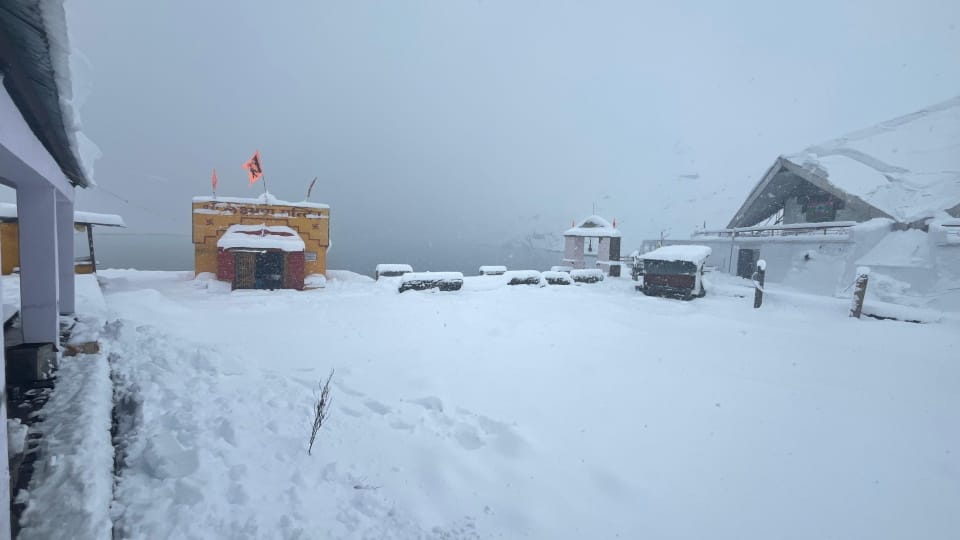 Uttarakhand Weather Snowfall in Badrinath and Kedarnath two feet of snow in Hemkund Sahib severe cold prevails