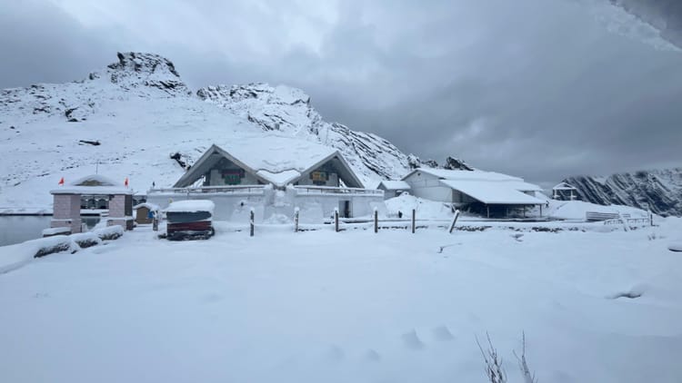Hemkund Sahib: आज बंद होंगे हेमकुंड साहिब और लोकपाल लक्ष्मण मंदिर के कपाट, पूरा क्षेत्र बर्फ से ढका