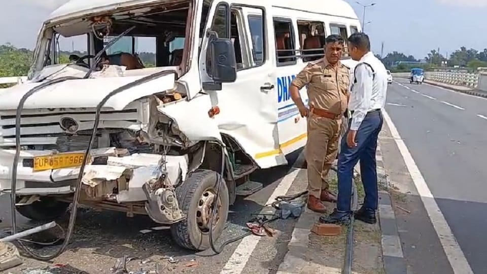traveller full of tourists met with an accident in Mathura driver died and 24 people were injured