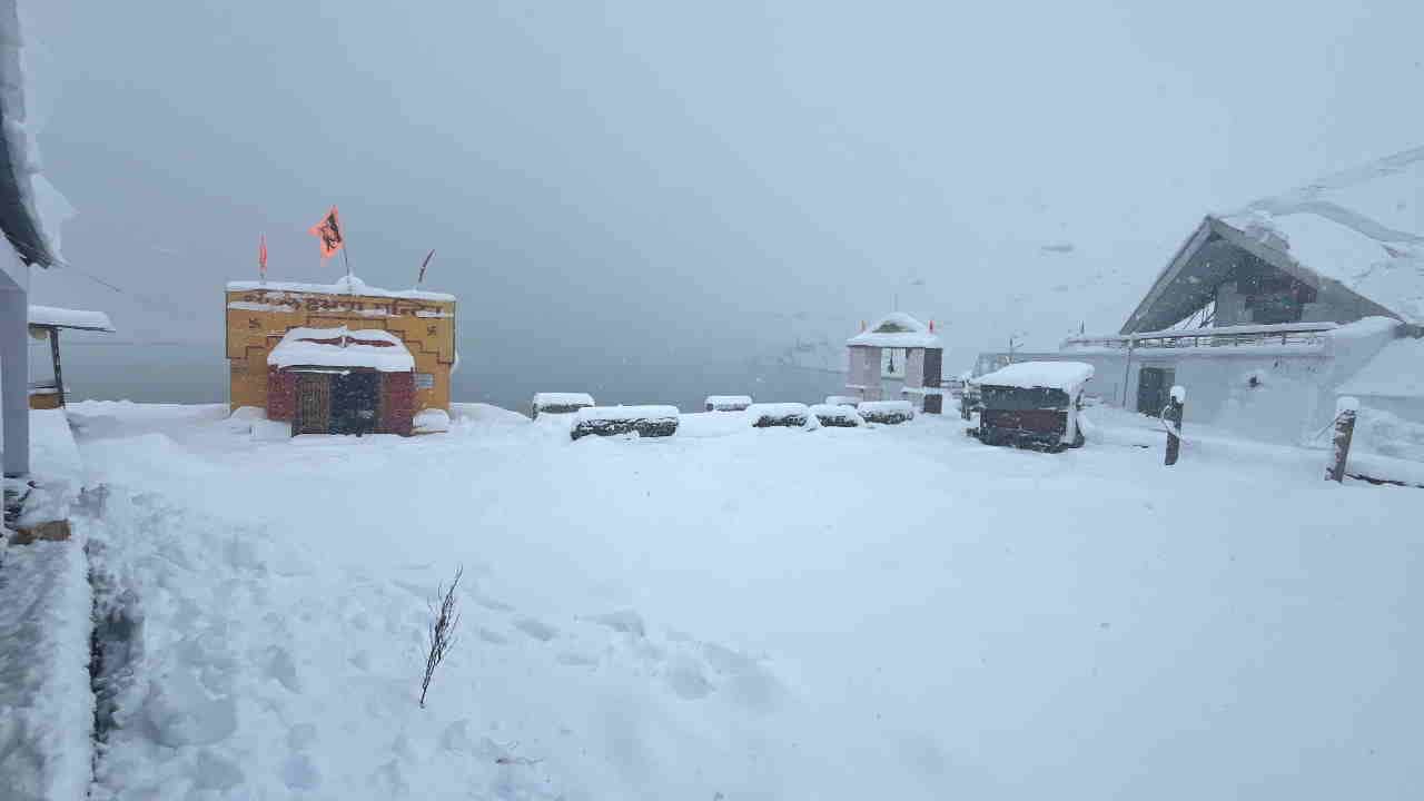 Snowfall in Kedarnath Badrinath  Hemkund Sahib and Gangotri Dham weather changed cold intensified Watch Photos