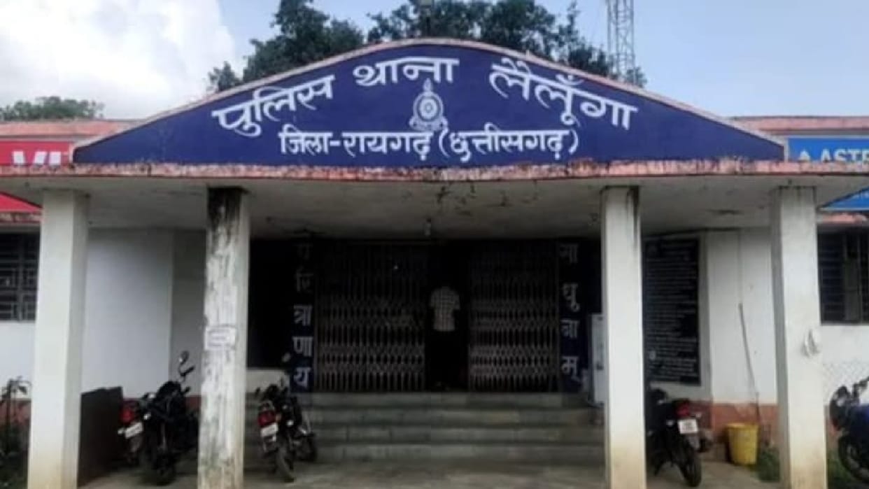 Theft at Axis Bank kiosk branch in Raigarh, thieves flee with property worth 27 thousand
