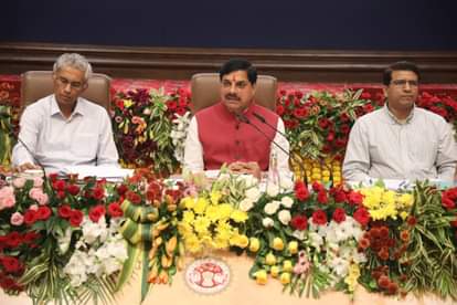 कलेक्टर्स-कमिश्नर कॉफ्रेंस 2025 को संबोधित करते हुए सीएम