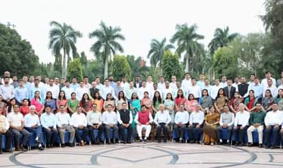 कलेक्टर्स कॉन्फ्रेंस 2025 में सीएम ने अधिकारियों के साथ कराया फोटो शूट